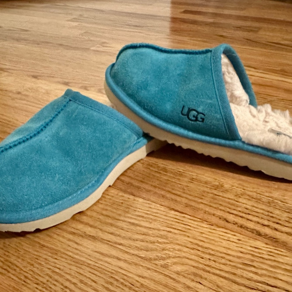 UGG Kids Teal Slippers / barely worn.  Size 3